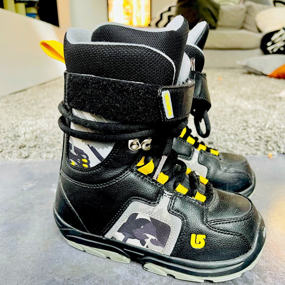 Boys Burton snowboarding boots